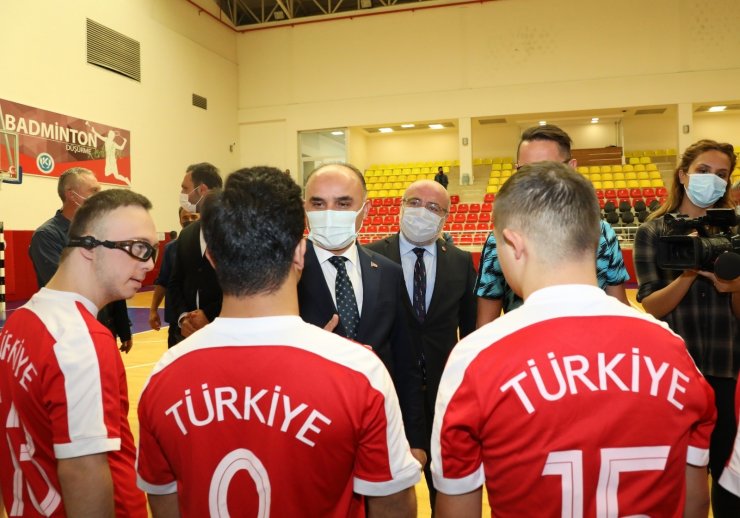 Vali Günaydın, Down Sendromlular Futsal Milli Takımının Antrenmanını İzledi