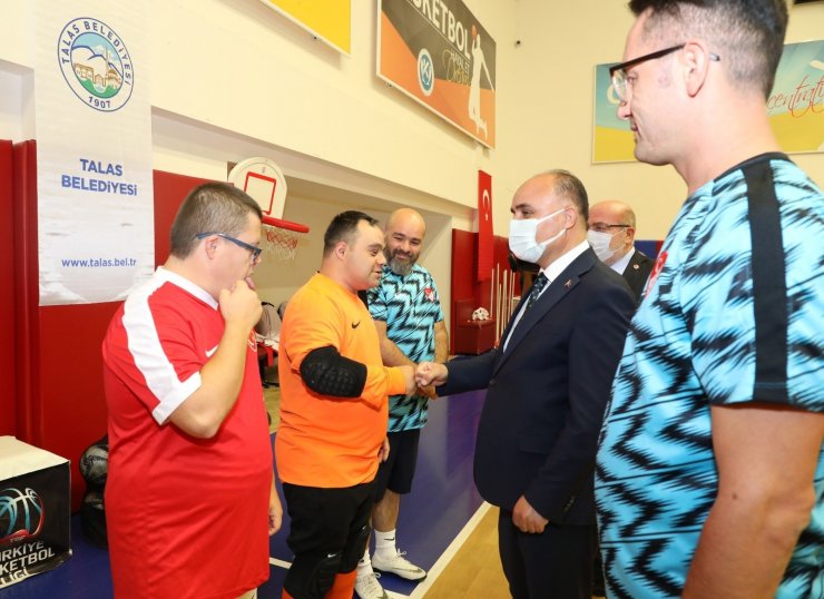 Vali Günaydın, Down Sendromlular Futsal Milli Takımının Antrenmanını İzledi