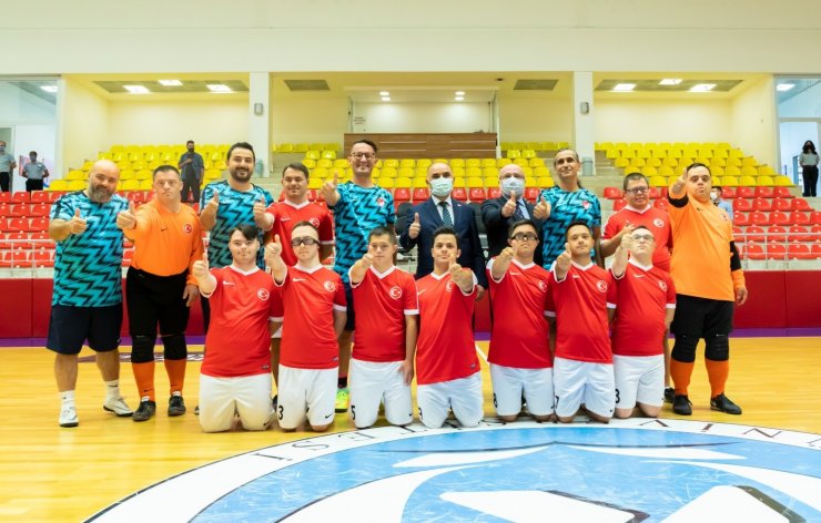 Vali Günaydın, Down Sendromlular Futsal Milli Takımının Antrenmanını İzledi