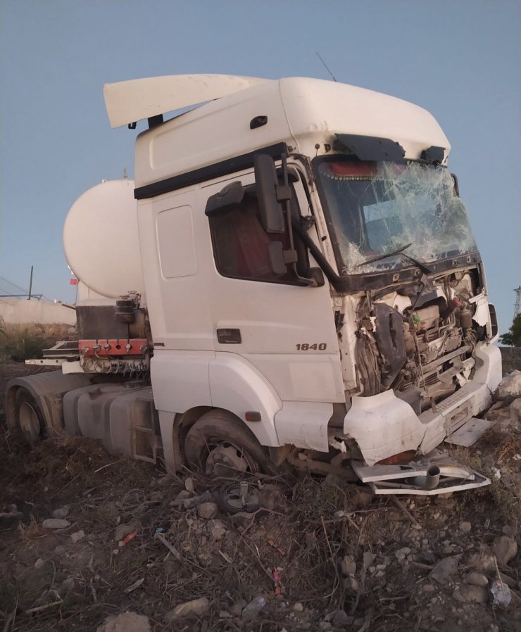 Konya’da tır minibüse arkadan çarptı: 6 yaralı