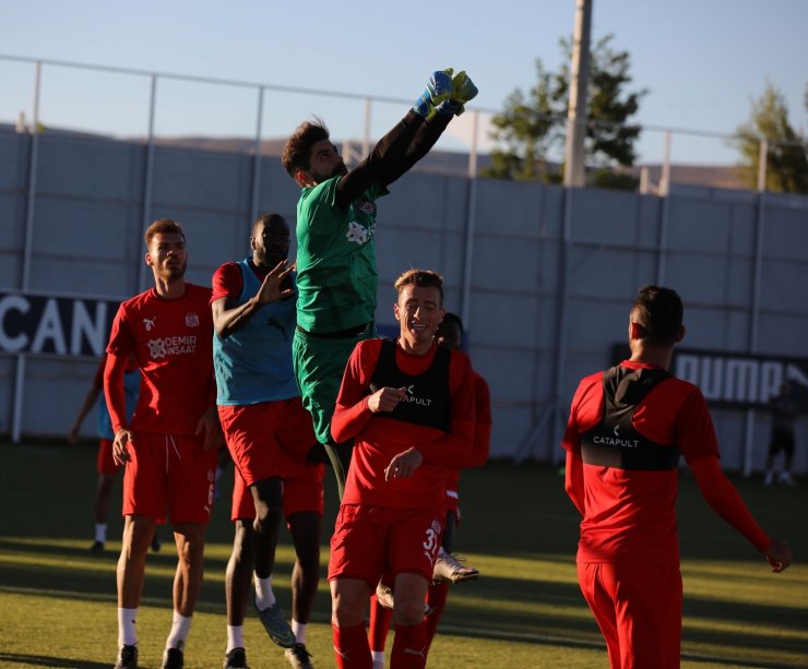 Sivasspor, Fenerbahçe maçı hazırlıklarına çift idmanla devam etti