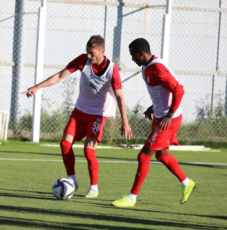 Sivasspor, Fenerbahçe maçı hazırlıklarına çift idmanla devam etti