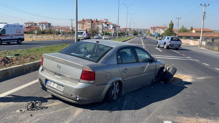 Kontrolden çıkan otomobil refüje çarptı: 1 yaralı