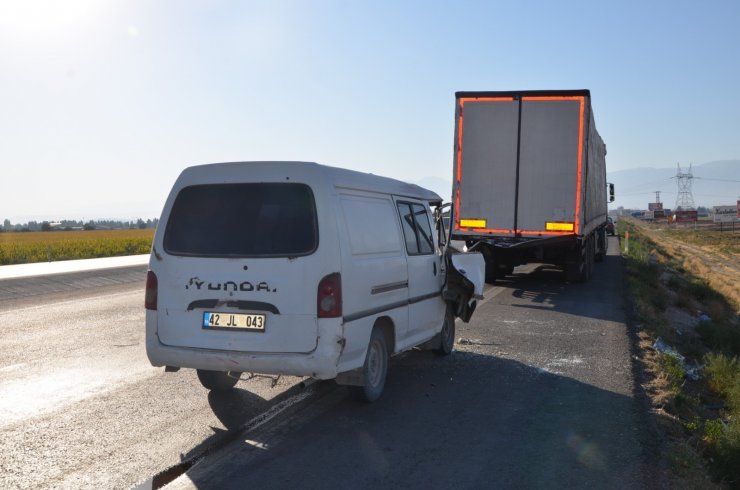 Konya’da minibüs tıra çarptı: 1 yaralı