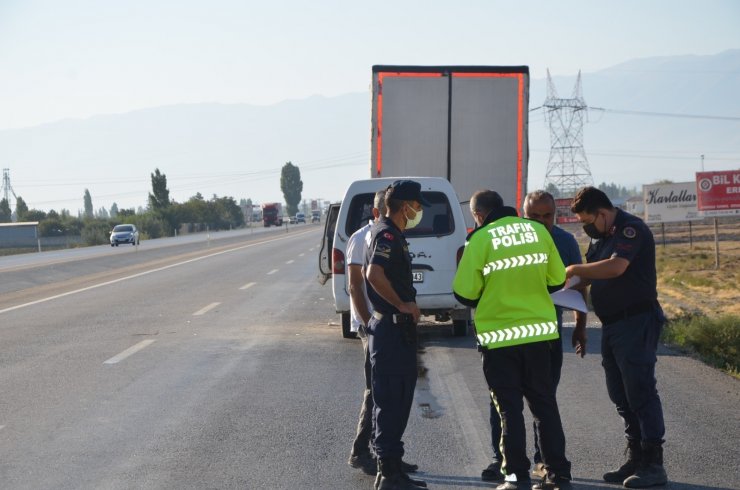 Konya’da minibüs tıra çarptı: 1 yaralı