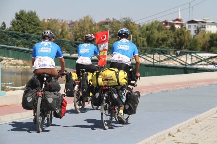 Bisiklet turunda yolları Türkiye’de kesişen Fransız ve Çinli mühendisler Konya’da mola verdi