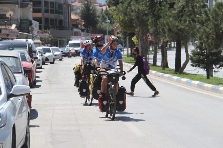 Bisiklet turunda yolları Türkiye’de kesişen Fransız ve Çinli mühendisler Konya’da mola verdi