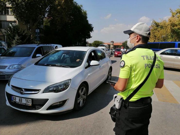 Yayalara yol vermeyen ve telefon kullanan sürücülere 7 bin 486 lira ceza