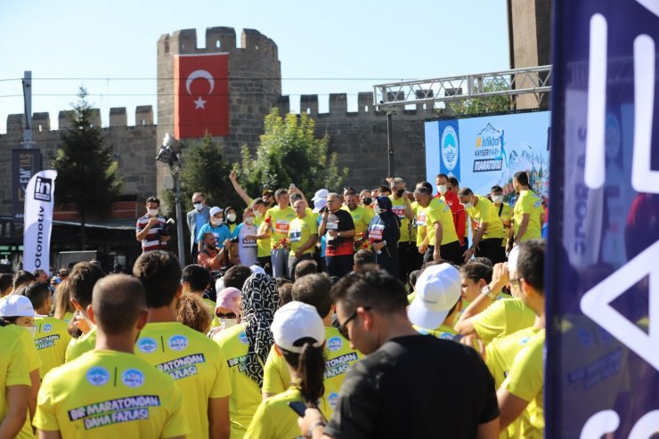 İstikbal Kayseri Yarı Maratonu şampiyon sporcuları ağırladı