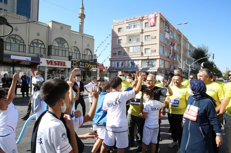 İstikbal Kayseri Yarı Maratonu şampiyon sporcuları ağırladı