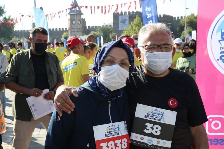 İstikbal Kayseri Yarı Maratonu şampiyon sporcuları ağırladı