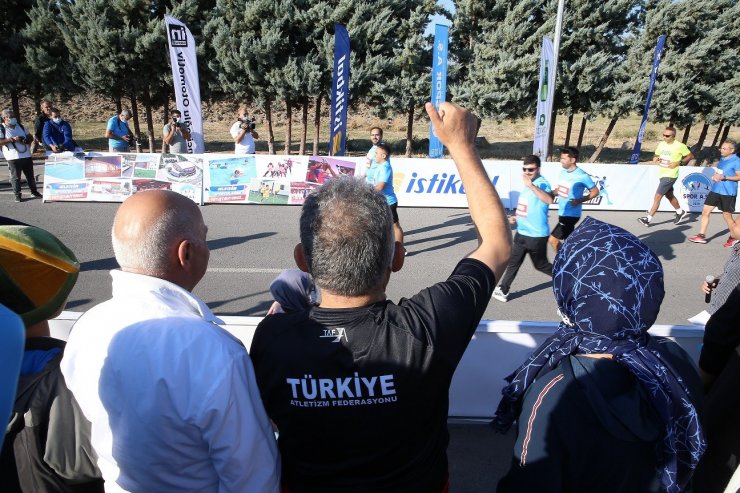 İstikbal Kayseri Yarı Maratonu şampiyon sporcuları ağırladı