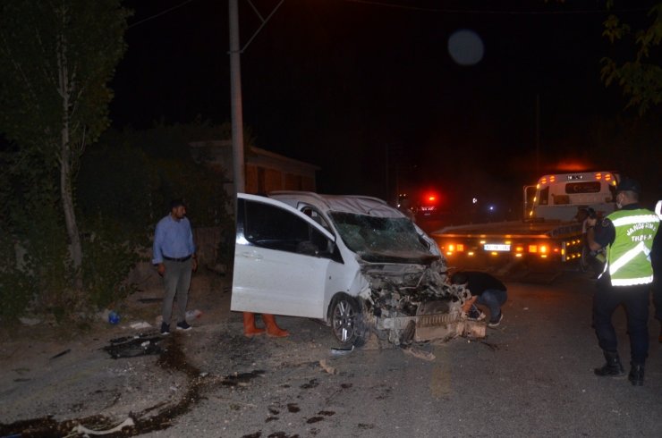 Kamyonet ile hafif ticari araç çarpıştı: 1 ölü, 2 yaralı