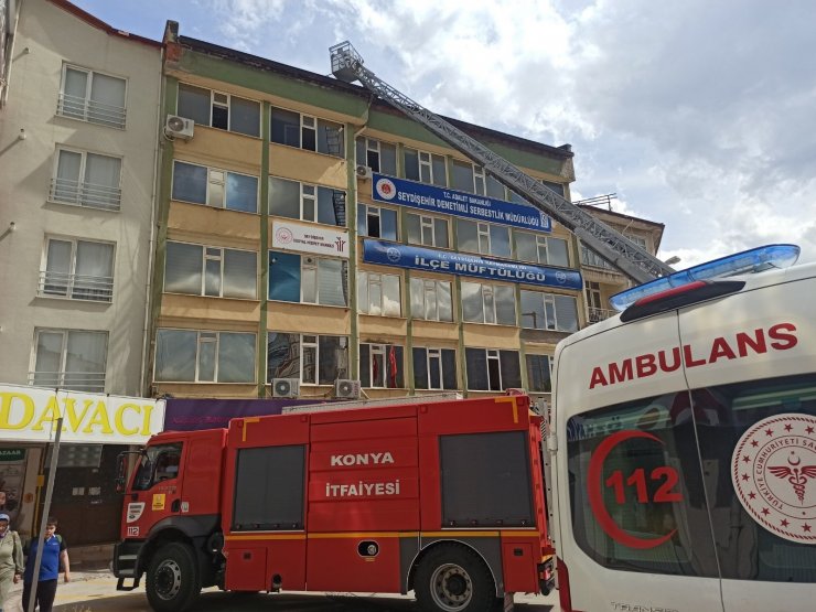 Konya’da 5 katlı binanın çatısında çıkan yangın büyümeden söndürüldü