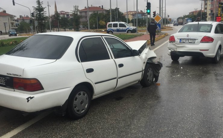 Trafik ışıklarında kaza: 2 yaralı