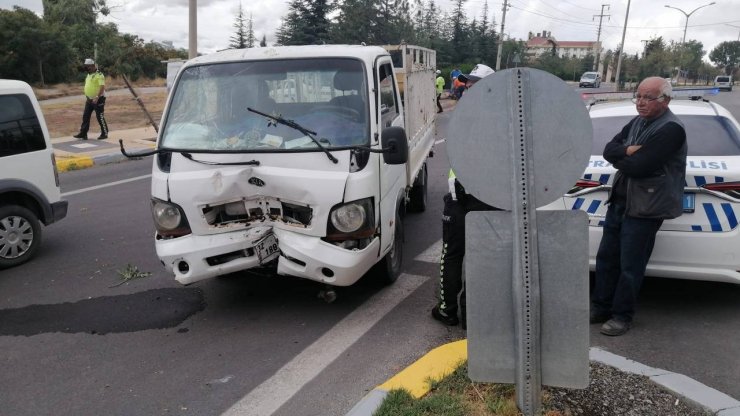 Kontrolden çıkan kamyonet ağaca çarptı: 1 yaralı