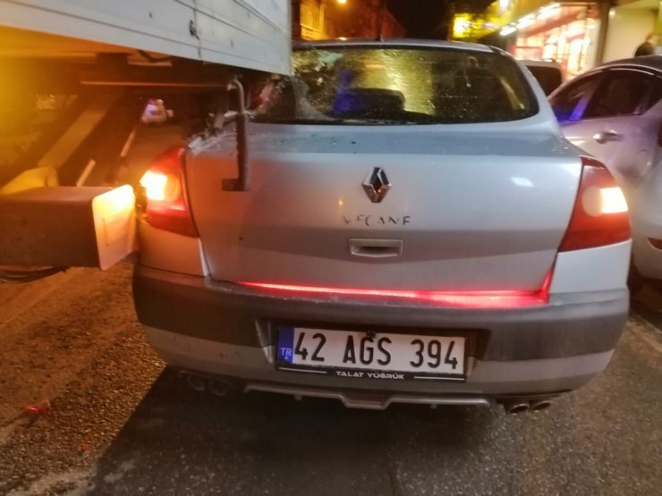 Sürücünün el frenini çekmeyi unuttuğu kamyon otomobile çarptı