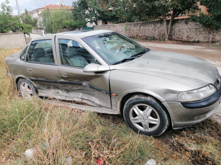 Aksaray’da iki otomobil çarpıştı: 2 yaralı