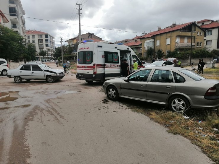 Aksaray’da iki otomobil çarpıştı: 2 yaralı