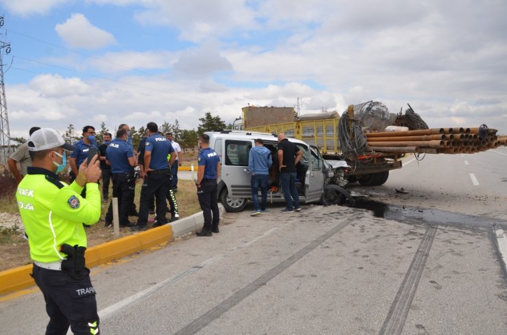 Hafif ticari araç ile iş makinesi çarpıştı: 4 yaralı