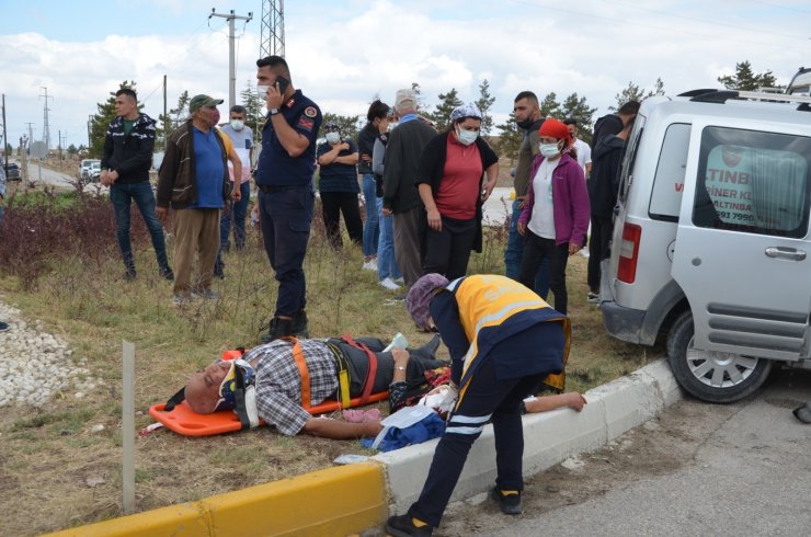 Hafif ticari araç ile iş makinesi çarpıştı: 4 yaralı