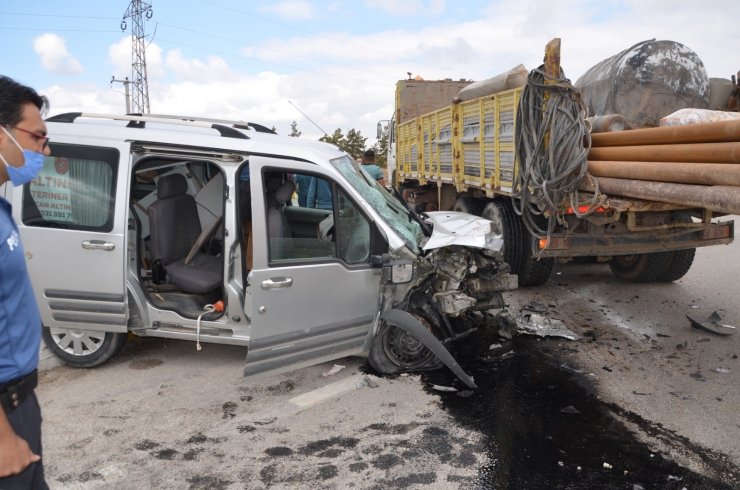 Hafif ticari araç ile iş makinesi çarpıştı: 4 yaralı