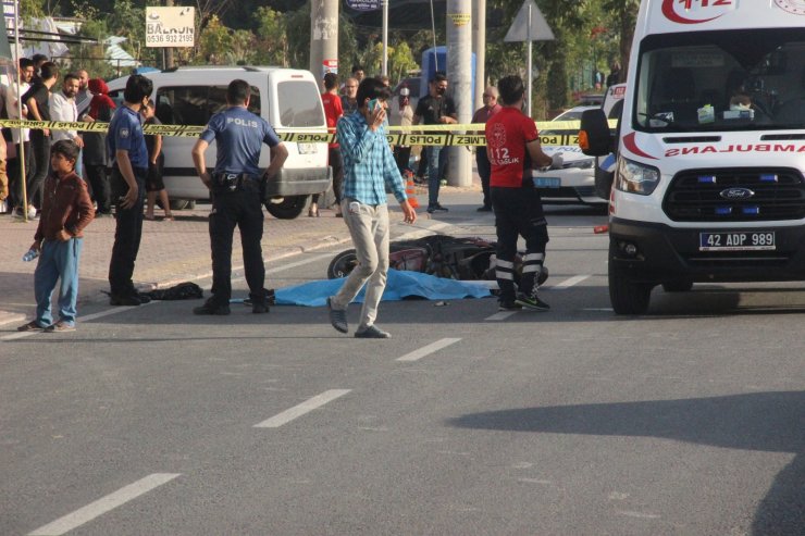 Devrilen akülü motosikletteki yolcuya kamyonet çarptı: 1 ölü