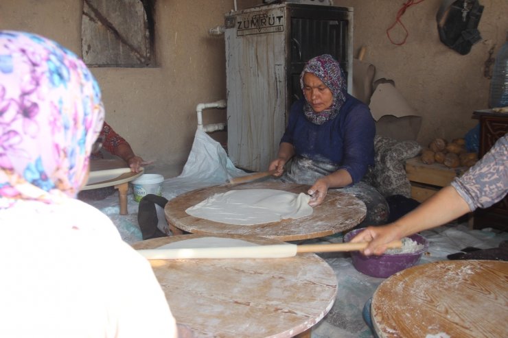 Kadınlar imece usulü ile kışlık ekmek yapıyor