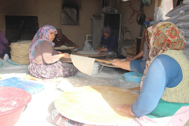 Kadınlar imece usulü ile kışlık ekmek yapıyor