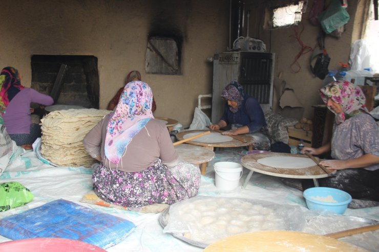 Kadınlar imece usulü ile kışlık ekmek yapıyor