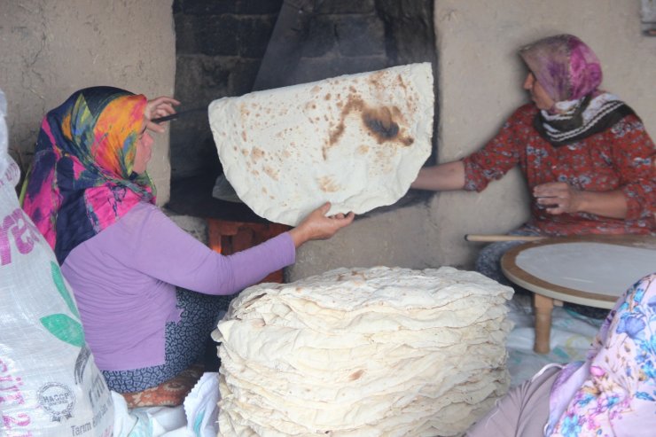 Kadınlar imece usulü ile kışlık ekmek yapıyor