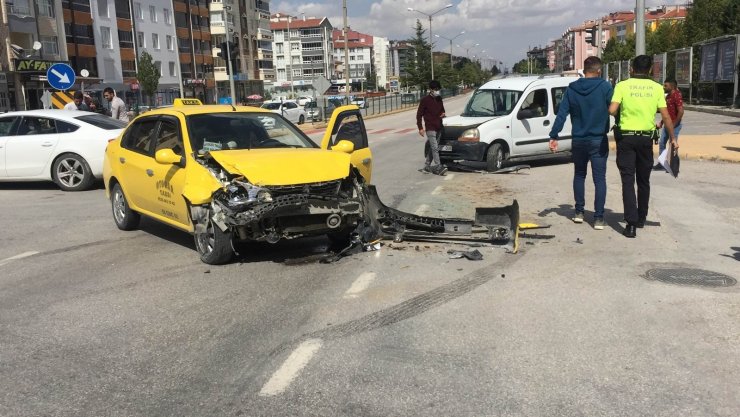 Hafif ticari araç ile ticari taksi çarpıştı: 2 yaralı