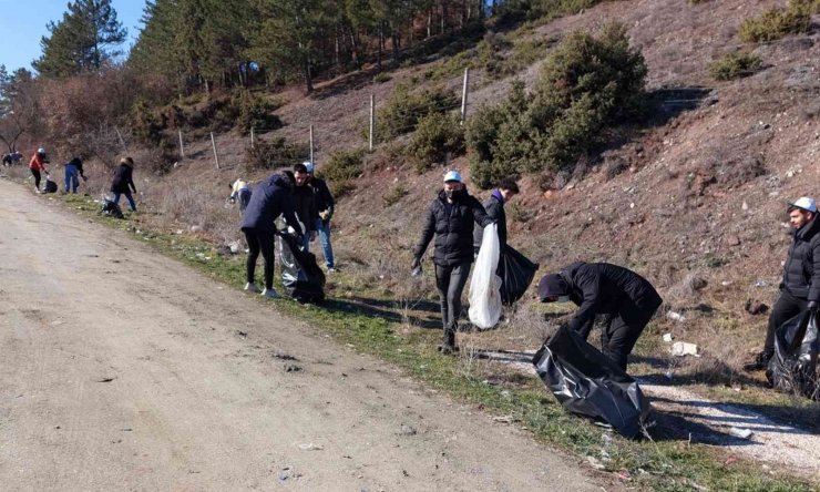 Magandalar kirletti, gönüllü üniversite öğrencileri temizledi