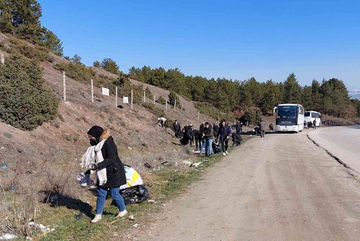 Magandalar kirletti, gönüllü üniversite öğrencileri temizledi