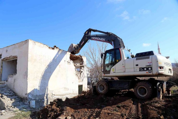 Aksaray Belediyesi metruk binaları yıkıyor