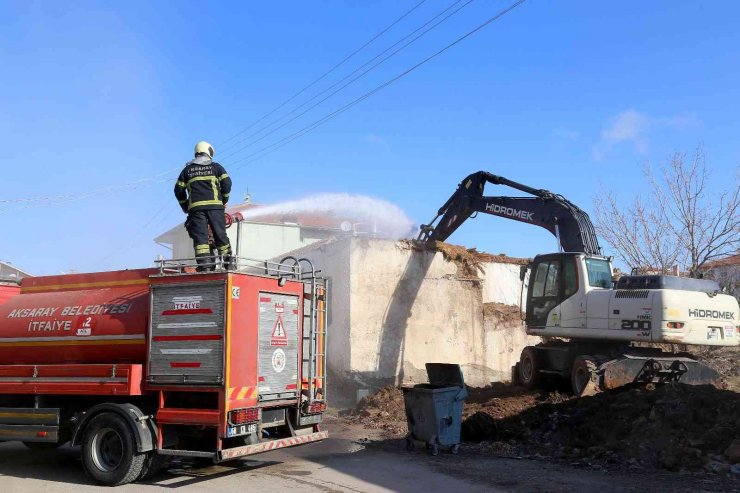 Aksaray Belediyesi metruk binaları yıkıyor