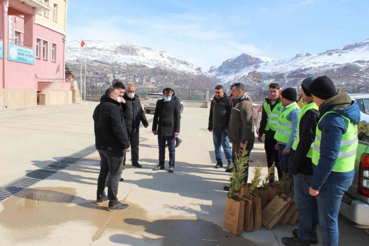 Sarıveliler ilçesinde vatandaşlara fidan dağıtıldı