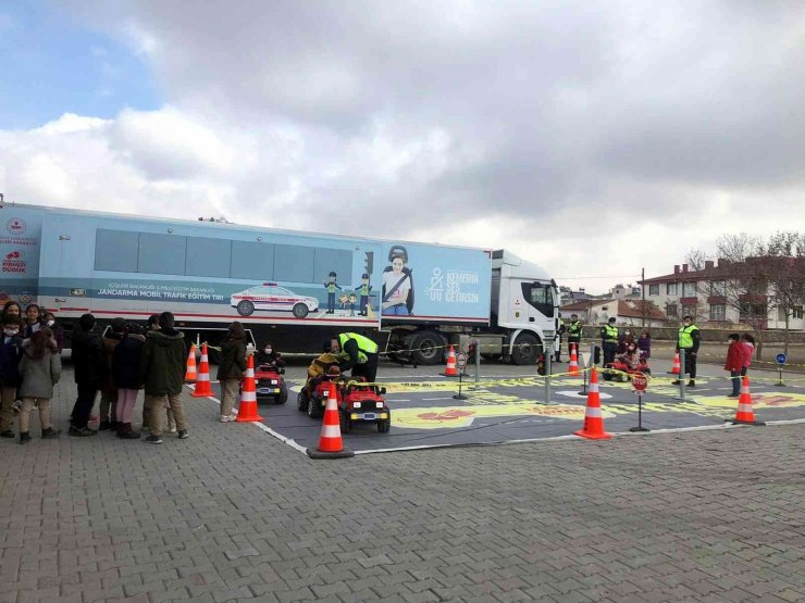 Jandarmadan ortaokul öğrencilerine uygulamalı trafik eğitimi