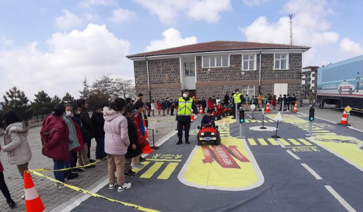 Jandarmadan ortaokul öğrencilerine uygulamalı trafik eğitimi