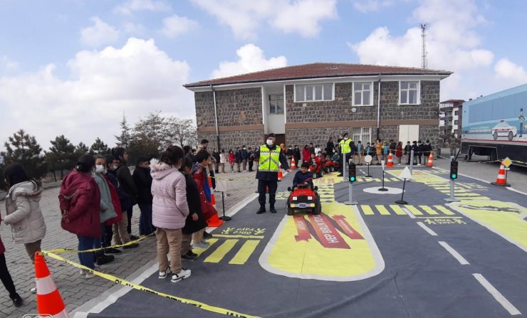 Jandarmadan ortaokul öğrencilerine uygulamalı trafik eğitimi