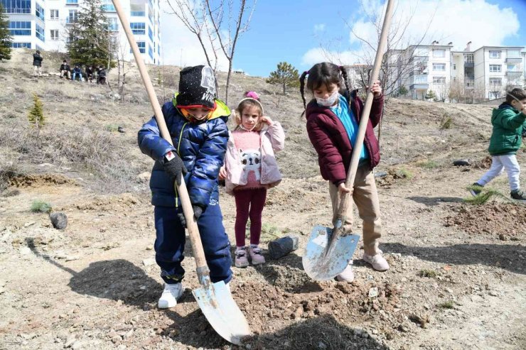 Başkan Köse Orman Haftası’nda miniklerle fidan dikti