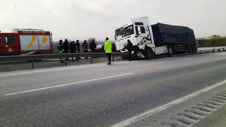 Kontrolden çıkan tır refüje çarptı: 1 yaralı