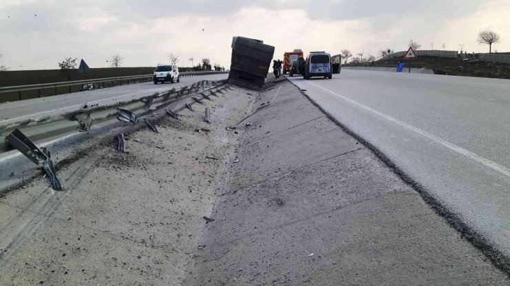 Kontrolden çıkan tır refüje çarptı: 1 yaralı