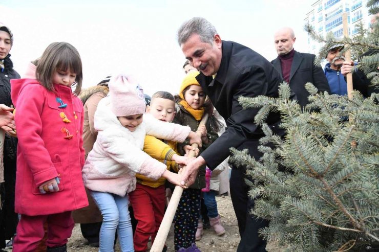 Başkan Köse Orman Haftası’nda miniklerle fidan dikti