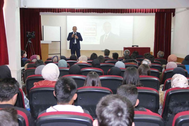 Başkan Esat Öztürk tecrübelerini öğrenciler ile paylaştı