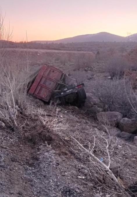 Konya’da kamyon şarampole devrildi: 1 ölü, 1 yaralı