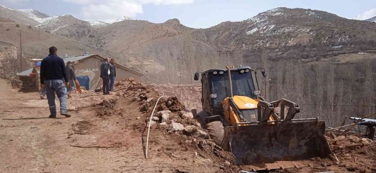 Halkapınar’da ahır çöktü 1 inek telef oldu