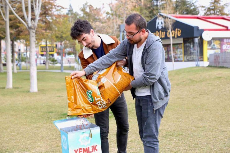 Aksaray’da sokak hayvanları için mama ve su bırakıldı