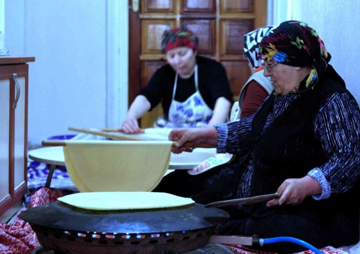 Konya’da iftar ve sahur sofralarına erişte hazırlığı