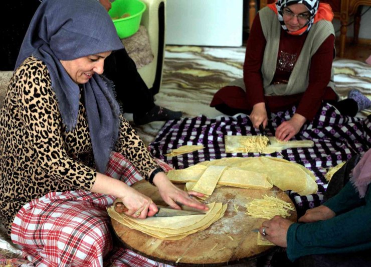 Konya’da iftar ve sahur sofralarına erişte hazırlığı